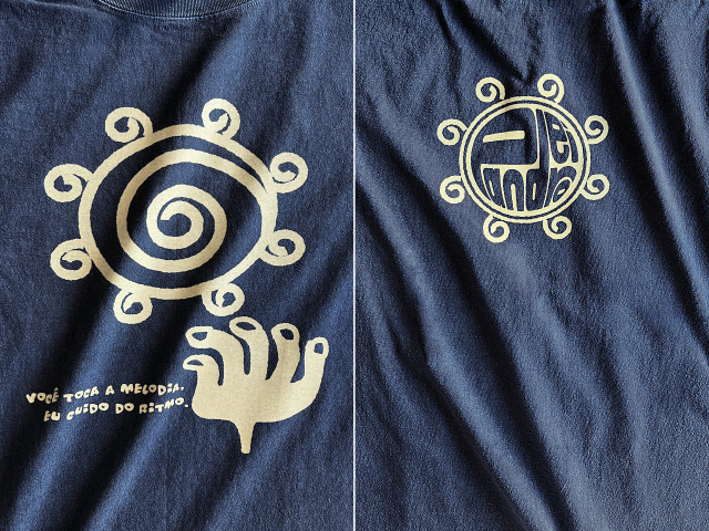 Pandeiro(パンデイロ)Tシャツ-きみはメロディを、わたしがリズムを-hinolismo-迷えるネイビー実例集